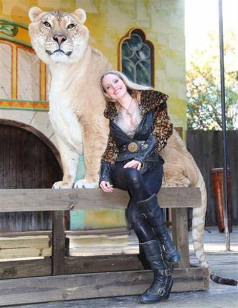 Liger Hercules and Moksha Bybee. She is a liger trainer.